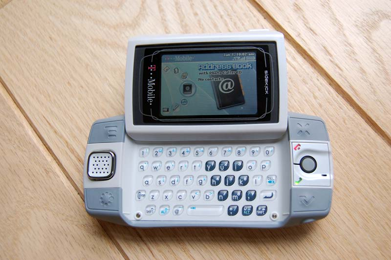 Illustration for article titled Unboxed: Our Shots of the Sidekick iD